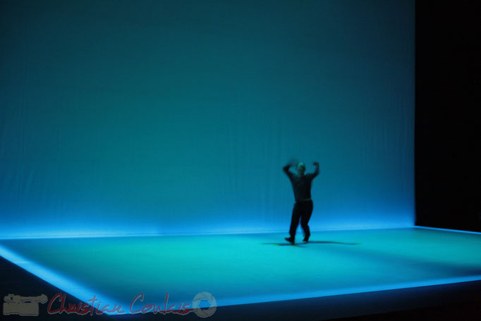 Chorégraphe, danseur, concepteur son, image et lumières, Hiroaki Umeda intègre toutes ces strates de lui-même dans ses créations qui sont autant visuelles que chorégraphiques.