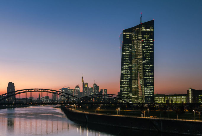 Die EZB mit Blick auf die Skyline