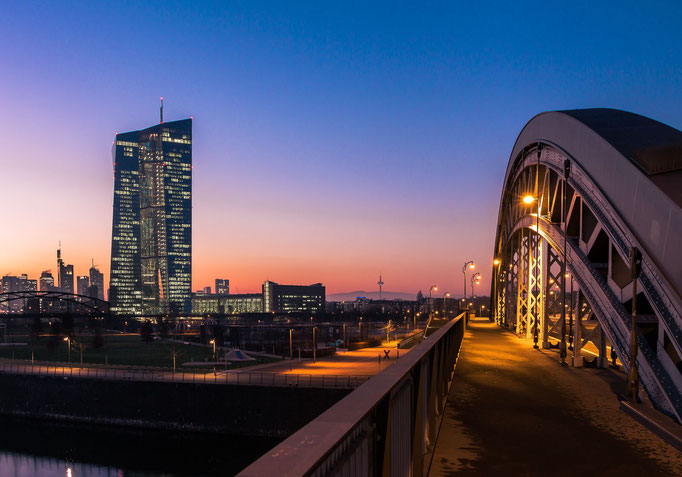Honselbrücke mit Blick auf die EZB