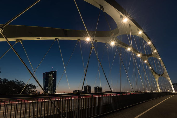 EZB durch die Osthafenbrücke