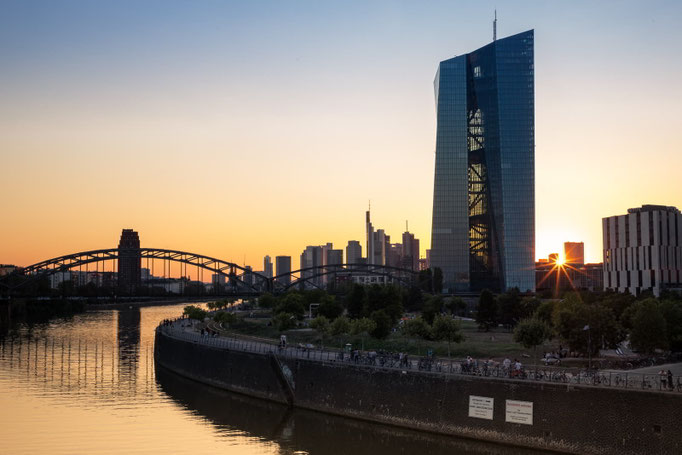 Sonnenuntergang am Osthafen in Frankfurt