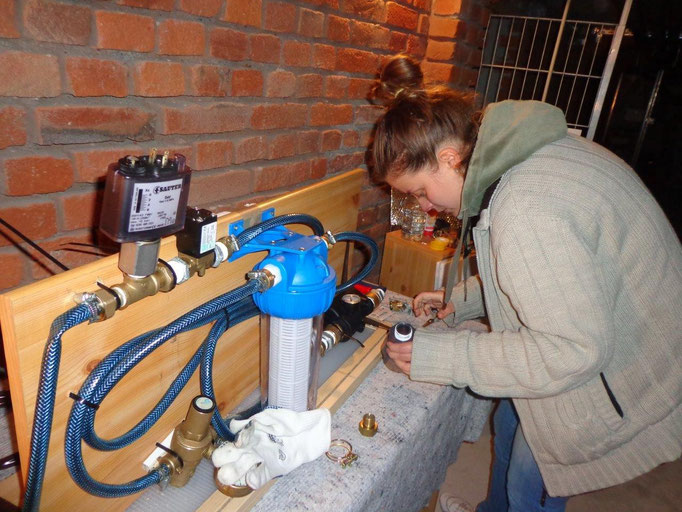 Beim Aufbau des Versuchstands der hydrostatischen Wasseraufbereitungsstation
