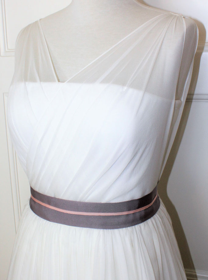 50ties Corsagenkleid mit Chiffondrapee und Gürtel Detailaufnahme Vorderteil oben