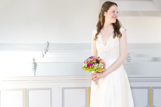 Brautkleid von Luisa Oberteil Spitze mit tiefem V-Ausschnitt vorne und hinten Faltenrock aus Dupionseide von vorne