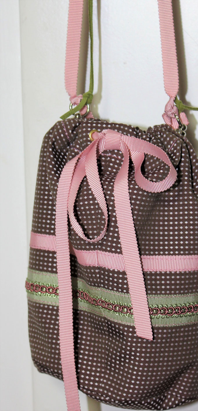 Täschchen zum Dirndl aus brauner Pünktchenbaumwolle mit rosa Schürue mit Bändern