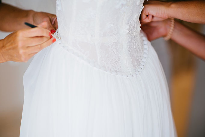 Brautkleid von Paulina Oberteil mit Applikationen aus vier verschiedenen  Spitzen eng geraffter Chiffonrock mit Knöpfchen um die Taille ankleiden