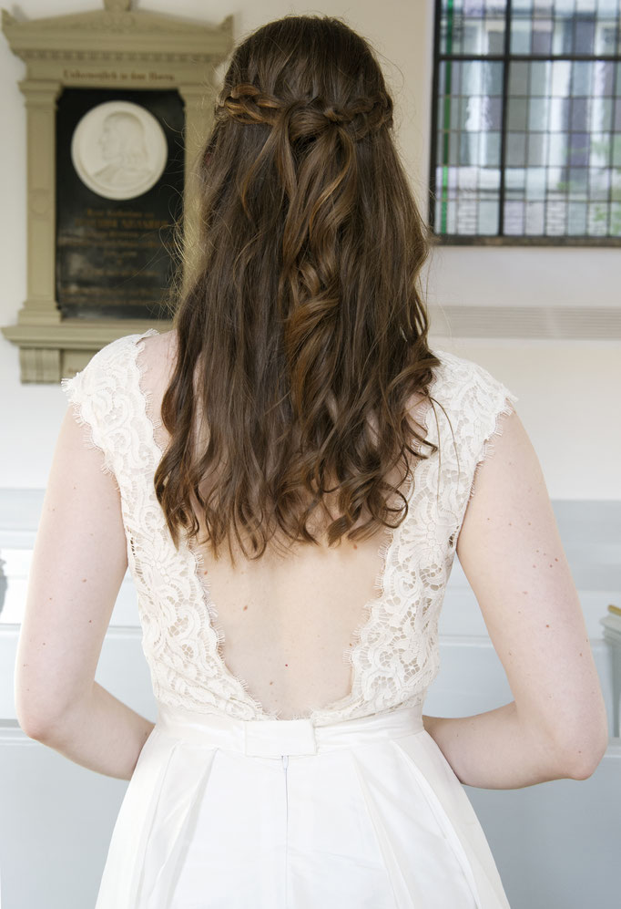 Brautkleid von Luisa Oberteil Spitze mit tiefem V-Ausschnitt vorne und hinten Faltenrock aus Dupionseide Oberteil von hinten
