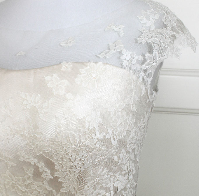 Brautkleid aus Tüllspitze Corsage Tüllrock und Spitzenapplikationen von Caro  Oberteil vorne
