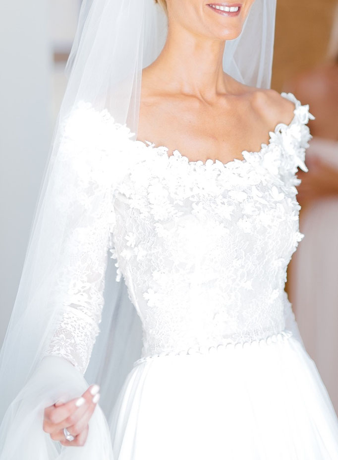 Brautkleid von Paulina Oberteil mit Applikationen aus vier verschiedenen  Spitzen eng geraffter Chiffonrock mit Knöpfchen um die Taille vorne