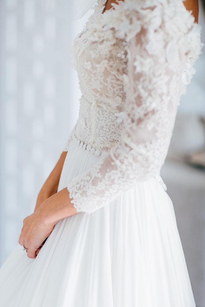 Brautkleid von Paulina Oberteil mit Applikationen aus vier verschiedenen  Spitzen eng geraffter Chiffonrock mit Knöpfchen um die Taille seitlich
