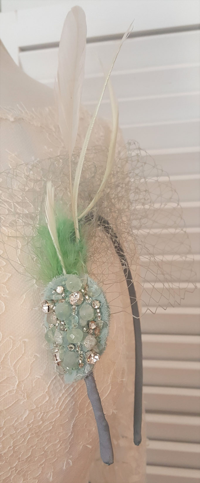 mintfarbener Fascinator Haarreif mit Stickbrosche und Federn