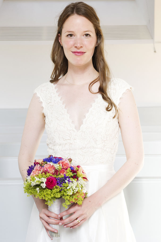 Brautkleid von Luisa Oberteil Spitze mit tiefem V-Ausschnitt vorne und hinten Faltenrock aus Dupionseide Oberteil vorne