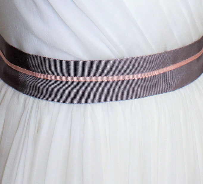 50ties Corsagenkleid mit Chiffondrapee und Gürtel Detailaufnahme Taille