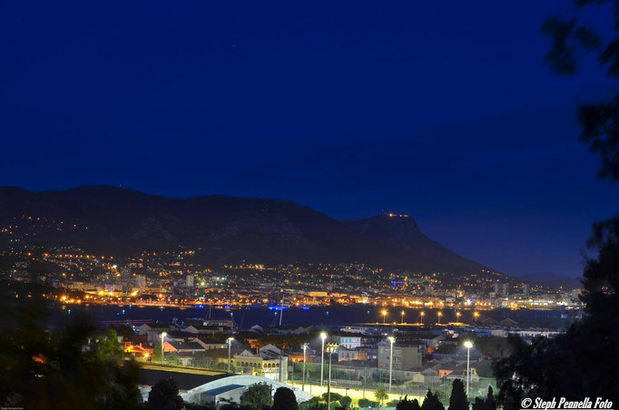 Nuit calme sur Toulon et son port