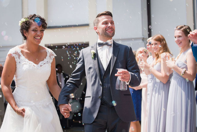 glückliches Brautpaar David und Lydia nach der standesamtlichen Trauung in Oberelchingen - Hochzeitsfotograf Michael Grohs