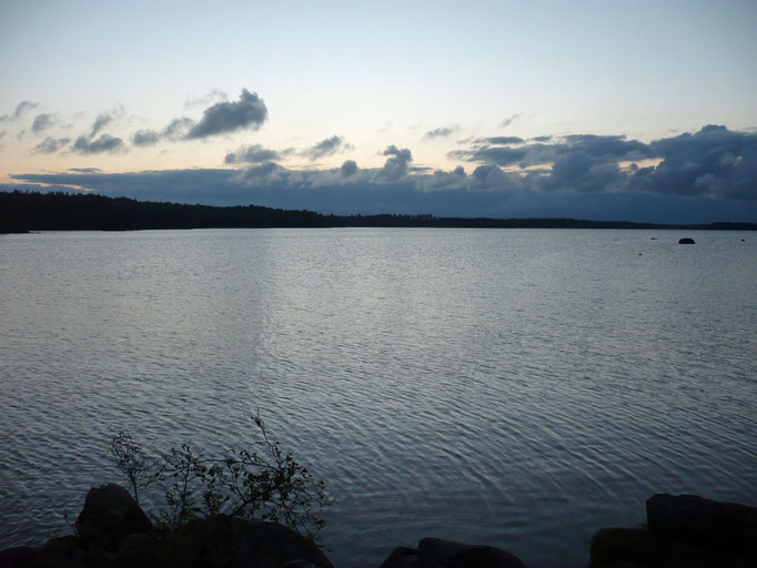 Tolle Abendstimmung an einem einsamen See in Schweden.