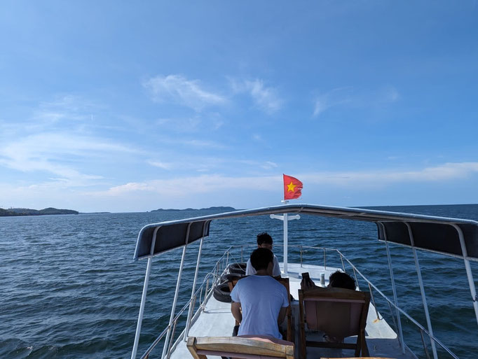 Dive boat arriving a scuba dive site Phu Quoc corals and marine life | Rainbow Divers Vietnam PADI Dive Center Phu Quoc 