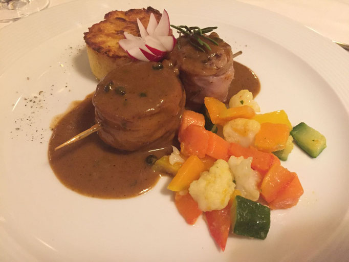 Schweinefiletspießchen im Speckmnatel mit Kartoffelgratin und Gemüse