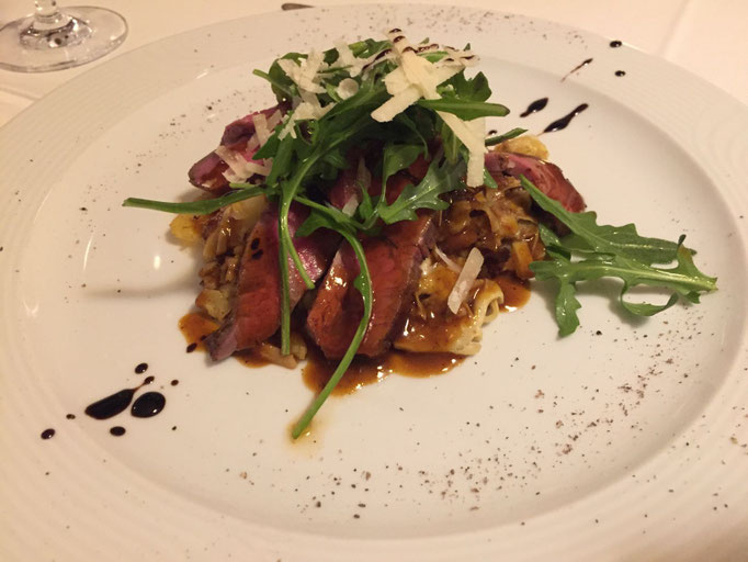 Tagliata von der Rindsflanke und Artischockengröstel