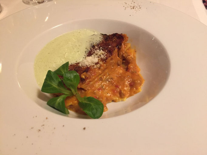 Lasagne Bolognese mit Kräuterschaum