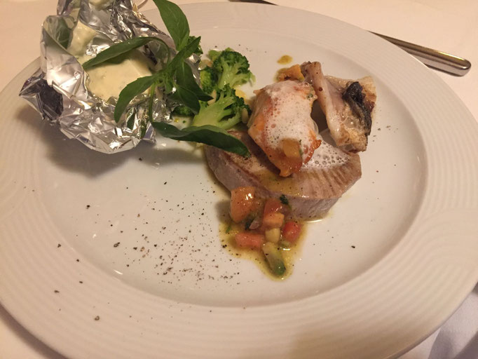 Lachs, Thunfisch und Dorade an Folienkartoffel und Brokkoli mit Mandelbutter