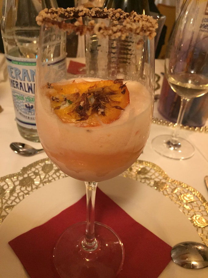 Orangensorbet mit Aperolschaum