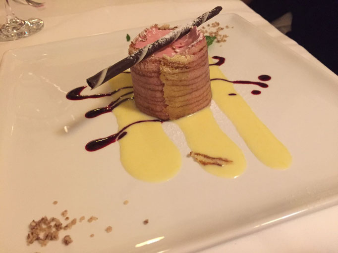 Himbeermousse im Baumkuchenmantel auf weißer Schokoladensauce