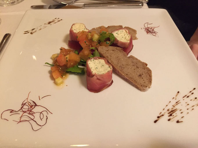 Kräuterquark-Speckröllchen mit Tomatendressing und Paarlbrotchips