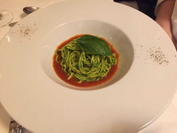 Hausgemachte Linguine mit Basilikumpesto und Tomatencreme