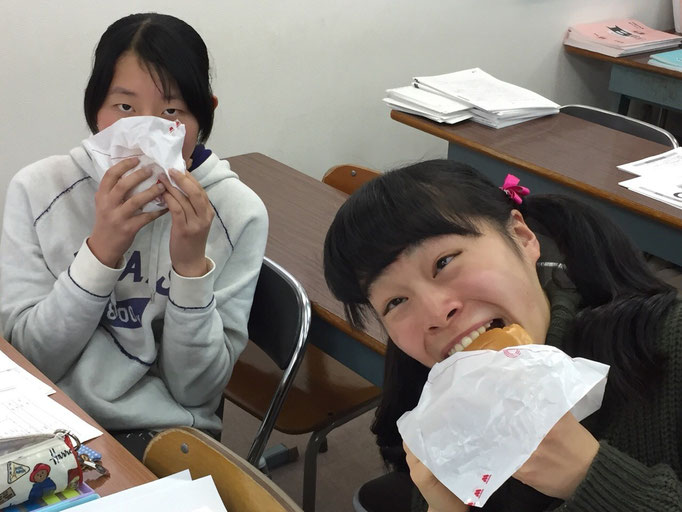 横浜校食ってます。