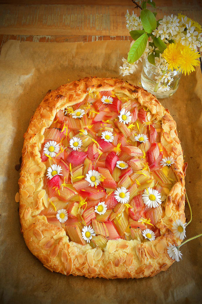 Rhabarber-Galette mit Gänseblümchenpudding