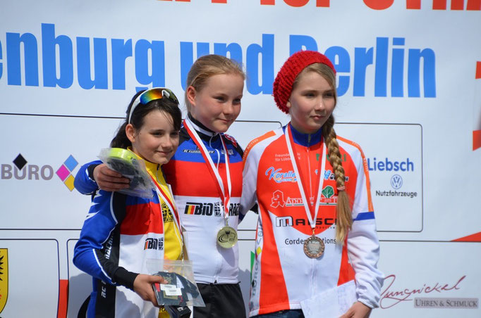 Siegerehrung der Altersklasse U13w - LV Brandenburg - 1. Platz Carolin Hartmann RC Kleinmachnow e.V. - 2. Platz Marie-Louise Kerpa RC Kleinmachnow e.V. - 3. Platz Selma Lantzsch RSV Einheit Lübben e.V.