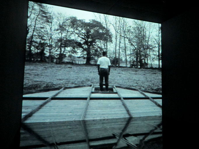 Steve McQueen, Deadpan, Film (die Wand eines Hauses stürzt über einen unbeteiligt wirkenden Menschen)