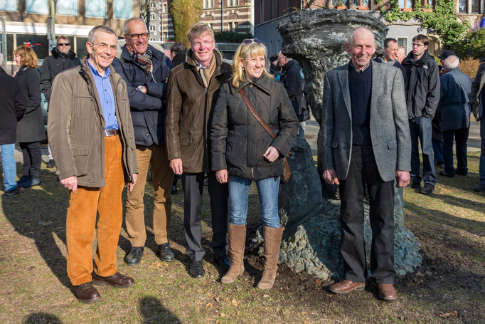 Gruppenbild mit "Lebensgröße". Freude über die (Wieder-) Aufstellung von links: Dr. Paul Breloh, Dr. Ludger Breloh, Bürgermeister Franz-Josef Britz,  Sabine Peretzke, Klaus Breloh  