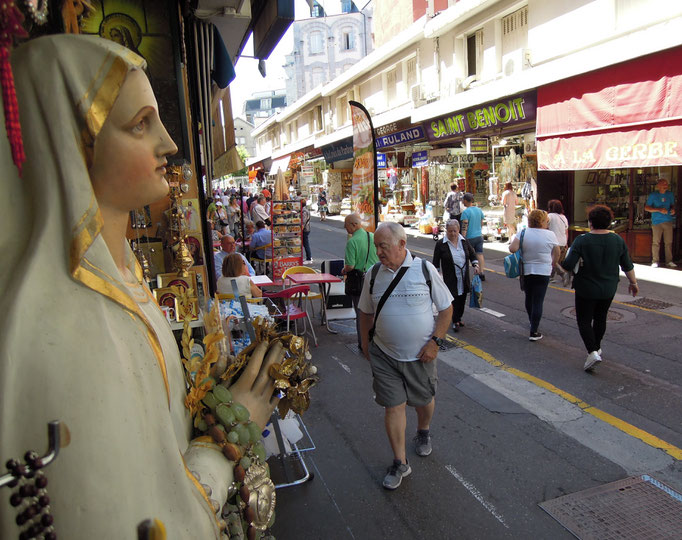 Devotionalienverkauf im Zentrum von Lourdes.