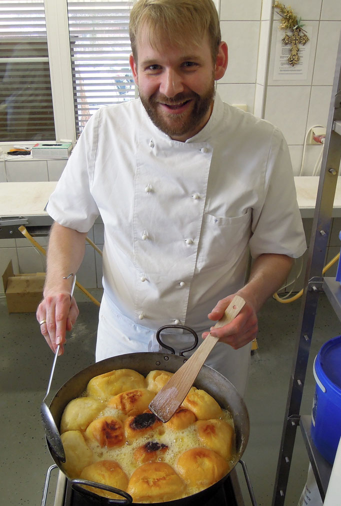 Zunächst werden die Teiglinge in heiße Butter gegeben, dann gewendet. Foto: C. Schumann