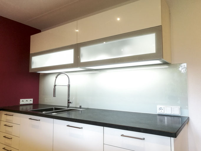 Glasruckwand Kuchenruckwand Aus Glas Glaserei Allgauer Kochel Tolz Geretsried Ihr Partner In Sachen Glas