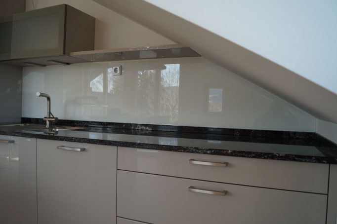 Glasruckwand Kuchenruckwand Aus Glas Glaserei Allgauer Kochel Tolz Geretsried Ihr Partner In Sachen Glas