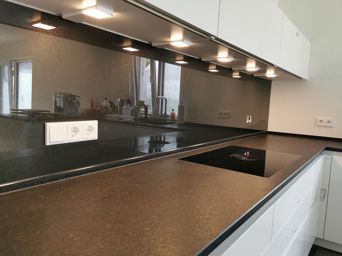 Glasrückwand, Küchenrückwand - Starlight black - © Glaserei Allgäuer