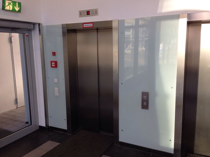 Glasrückwand - Sicherheitsglas blickdicht lackiert - © Glaserei Allgäuer
