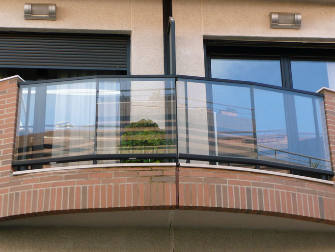 Carpintería de alumino: barandilla de aluminio con vidrio transparente