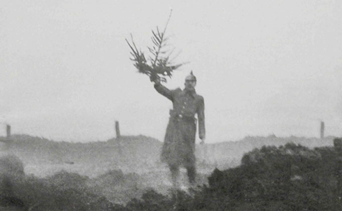 Un officier allemand portant un sapin de noël et sortant des tranchées en direction des positions britanniques (Noël 1914)