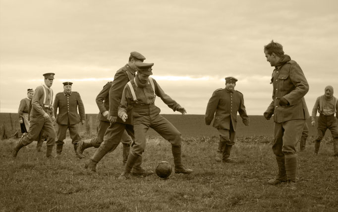 Reconstitution d’un match de football joué pendant la trêve de 1914, à Ploegsteert, en Belgique. Independent.co.uk