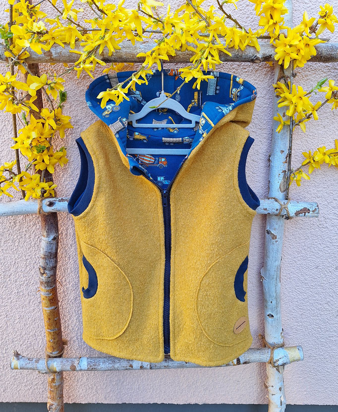 Weste aus Wollwalk, senf, Gr. 104 leider schon vekauft. Innenfutter Jersey mit Automotiven, Bestellung in Wunschgröße möglich, Preis ab 60,00 €    Artikel-Nr. 31016