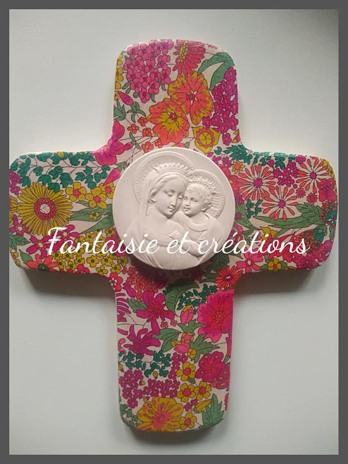 Croix "A Jésus par Marie" 22euros HFP avec personnalisation prénom/ date au dos