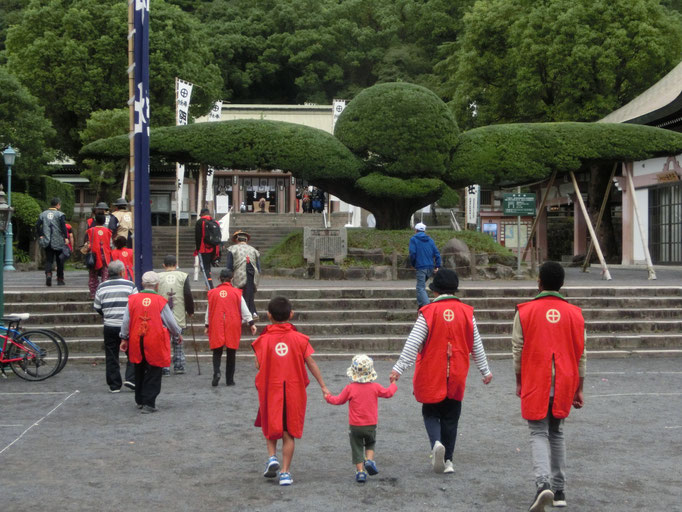 背中には、丸に十の字の家紋