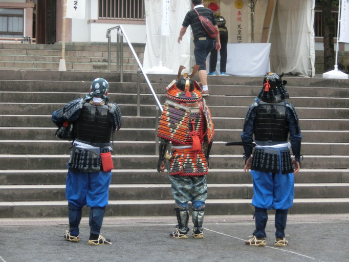 あれ、戦国時代のいでたち。武者姿の3名