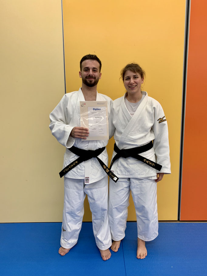 Cristian Rizzello mit Trainingspartnerin Ursula Peier aus Regensdorf bestehen die Prüfung zum 1. Dan Judo.