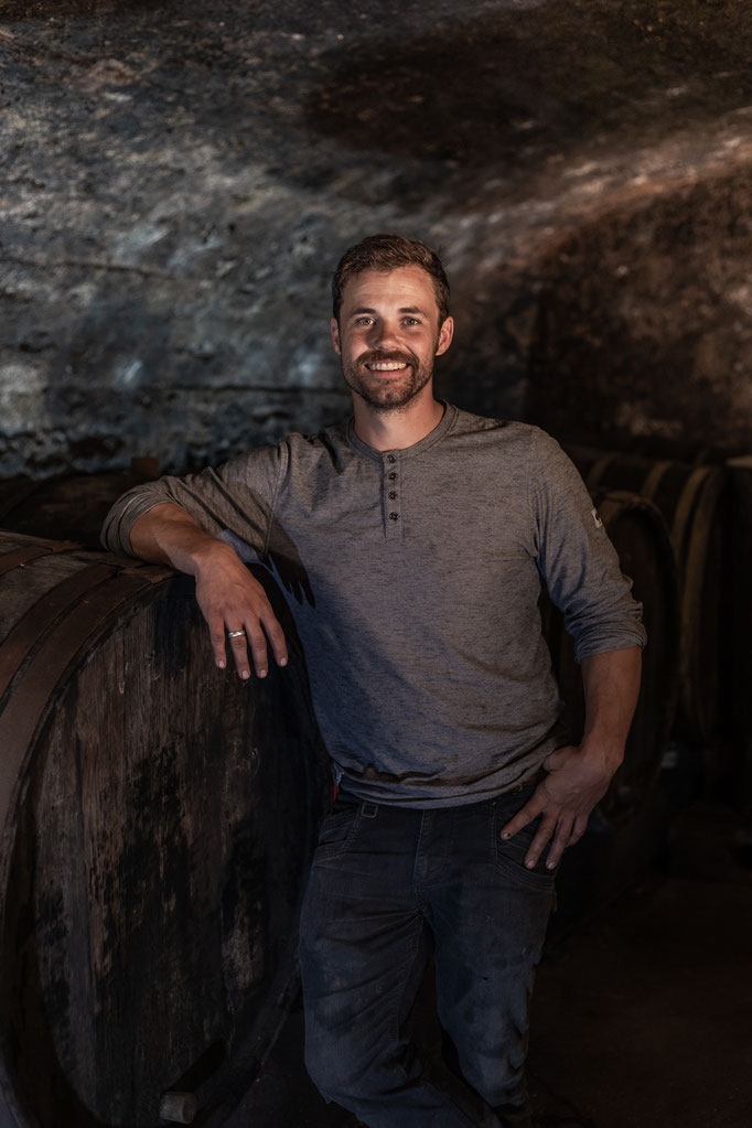 Kosie bringt das südafrikanische Flair in die Mosel! Als Weinbergsleiter sorgt er dafür, dass PIWI-Rebsorten, Riesling und VitiForst in perfekter Harmonie wachsen – und das alles mit einem Lächeln und einem Hauch südafrikanischem Sonnenschein.