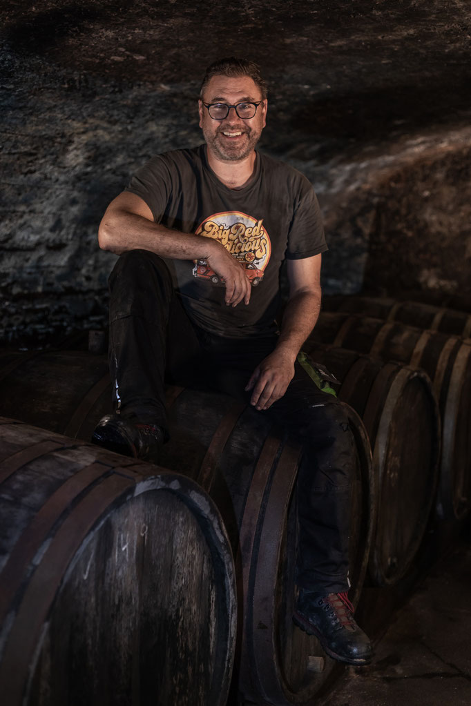 Jan Matthias ist der Mann, der Wein macht, Zahlen zähmt, mit visionärem Denken die Zukunft plant und dabei als charmanter Gastgeber überzeugt. Wer ihn trifft, verlässt das Weingut als Freund – und mit einem Lächeln (und vermutlich einer Flasche Wein)!